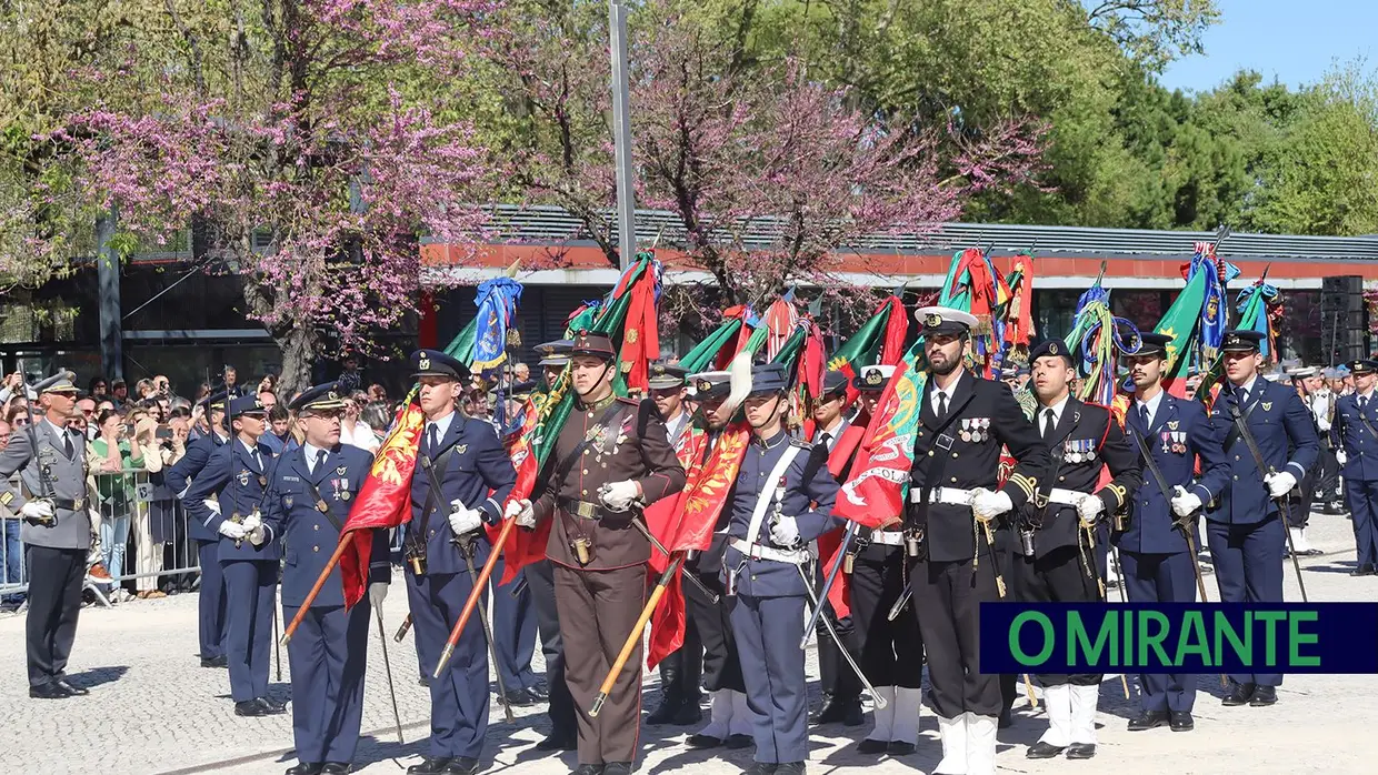 Presidente da República e militares recebidos por multidão em Santarém
