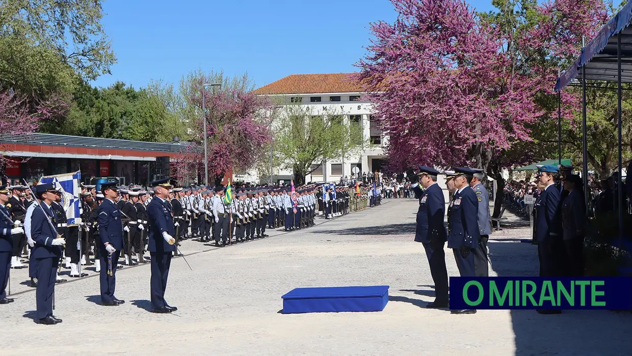 Presidente da República e militares recebidos por multidão em Santarém