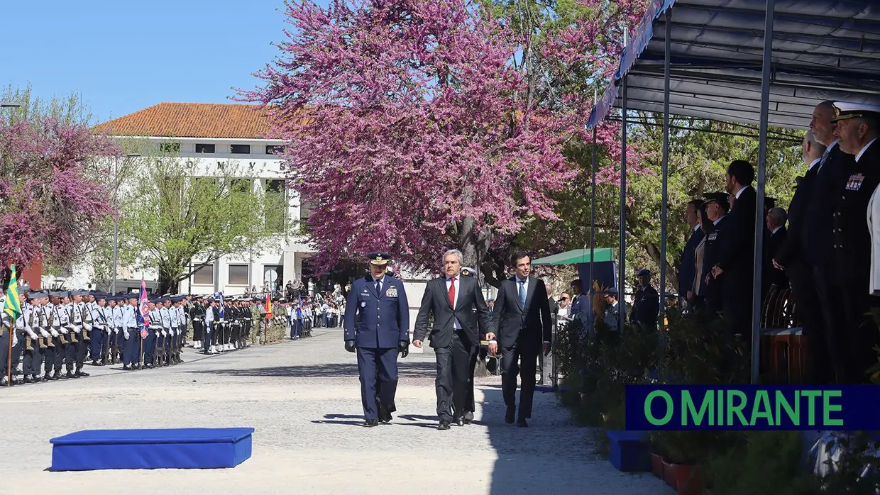 Presidente da República e militares recebidos por multidão em Santarém
