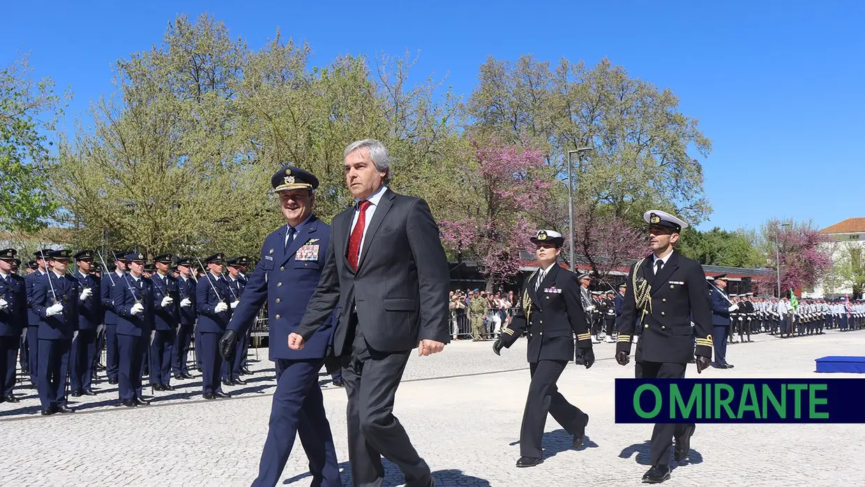 Presidente da República e militares recebidos por multidão em Santarém