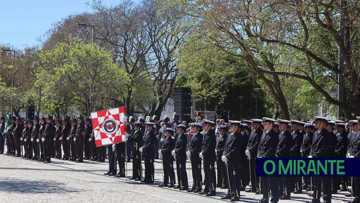 Presidente da República e militares recebidos por multidão em Santarém