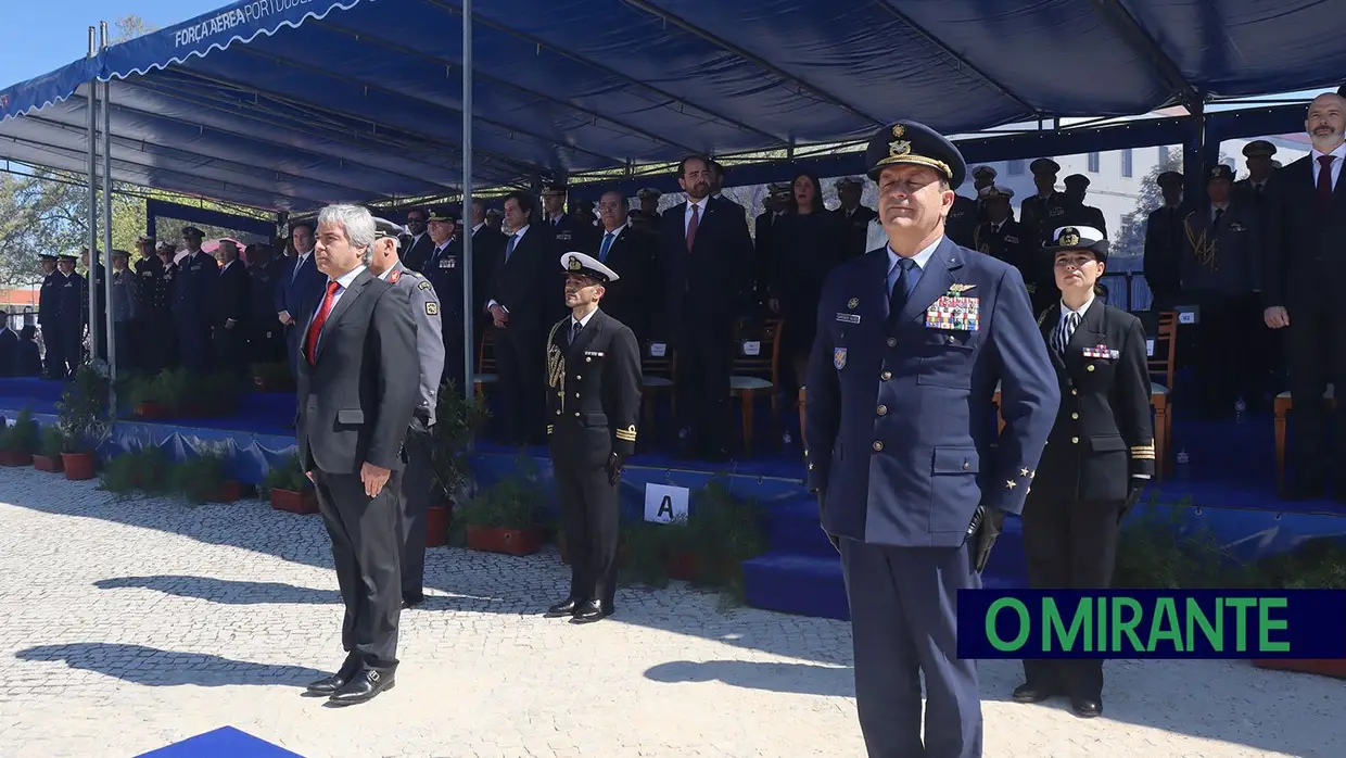 Presidente da República e militares recebidos por multidão em Santarém