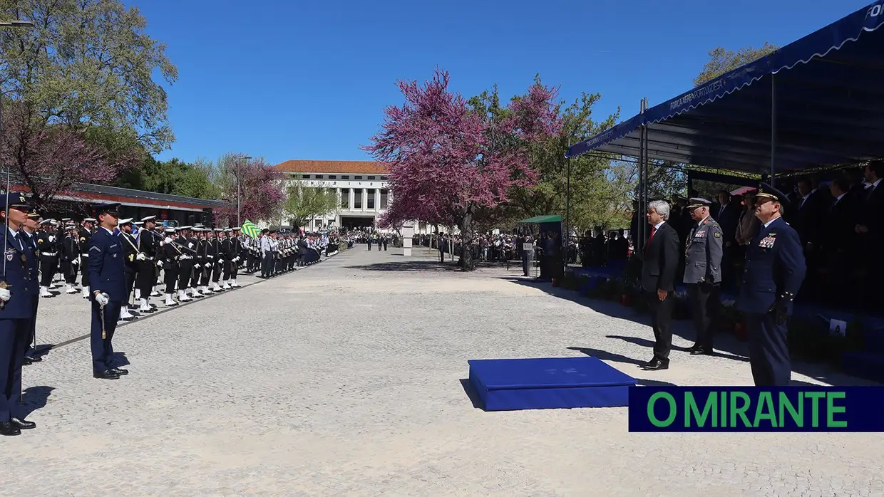 Presidente da República e militares recebidos por multidão em Santarém