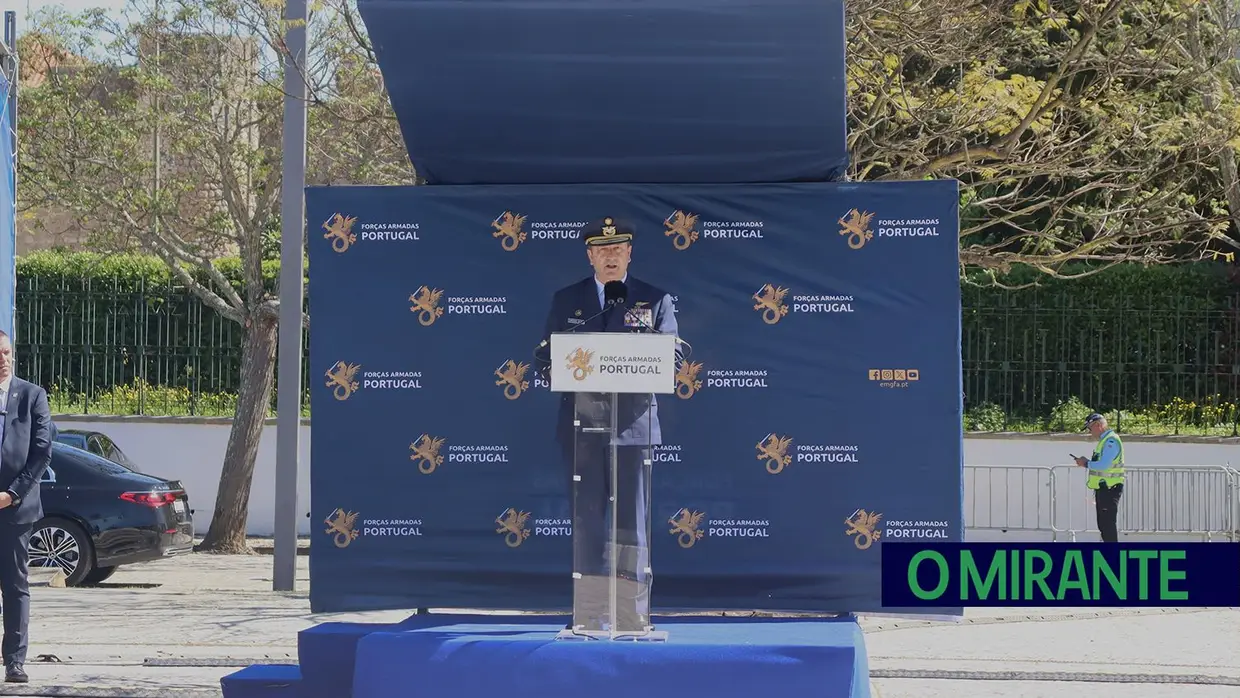 Presidente da República e militares recebidos por multidão em Santarém