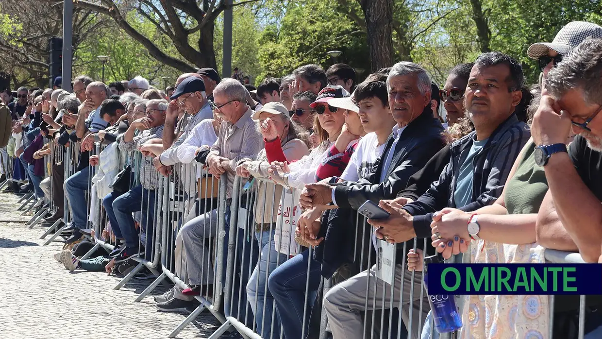Presidente da República e militares recebidos por multidão em Santarém
