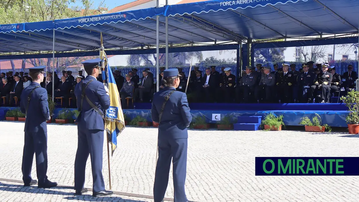 Presidente da República e militares recebidos por multidão em Santarém