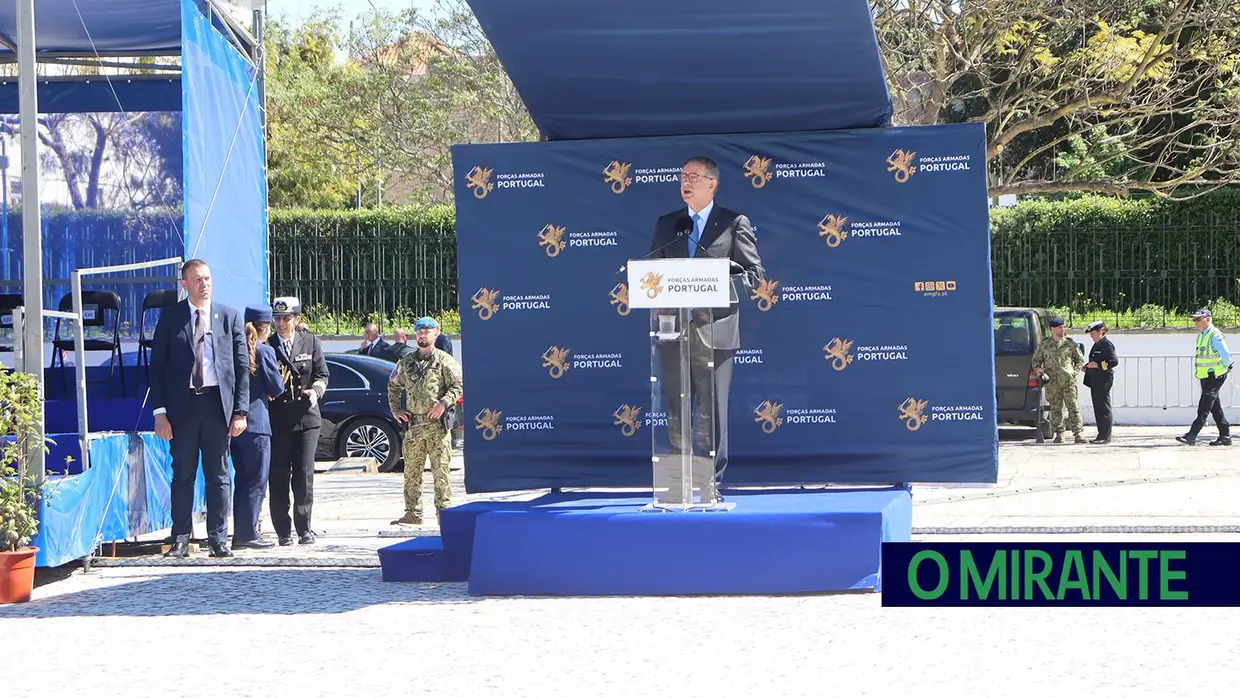 Presidente da República e militares recebidos por multidão em Santarém