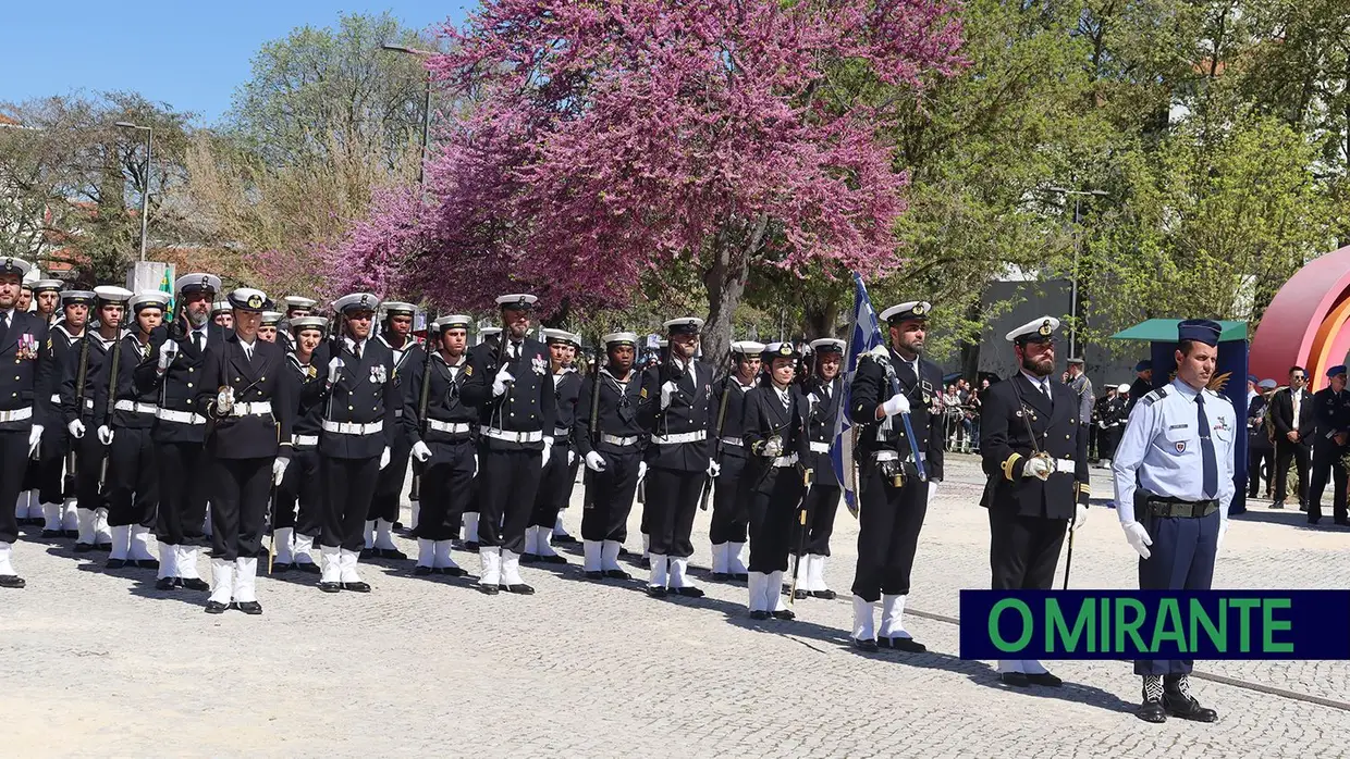 Presidente da República e militares recebidos por multidão em Santarém