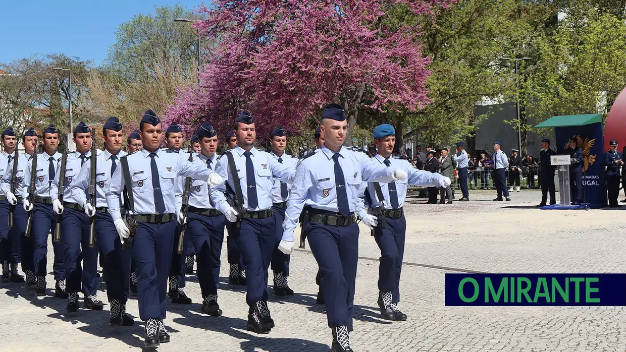 Presidente da República e militares recebidos por multidão em Santarém