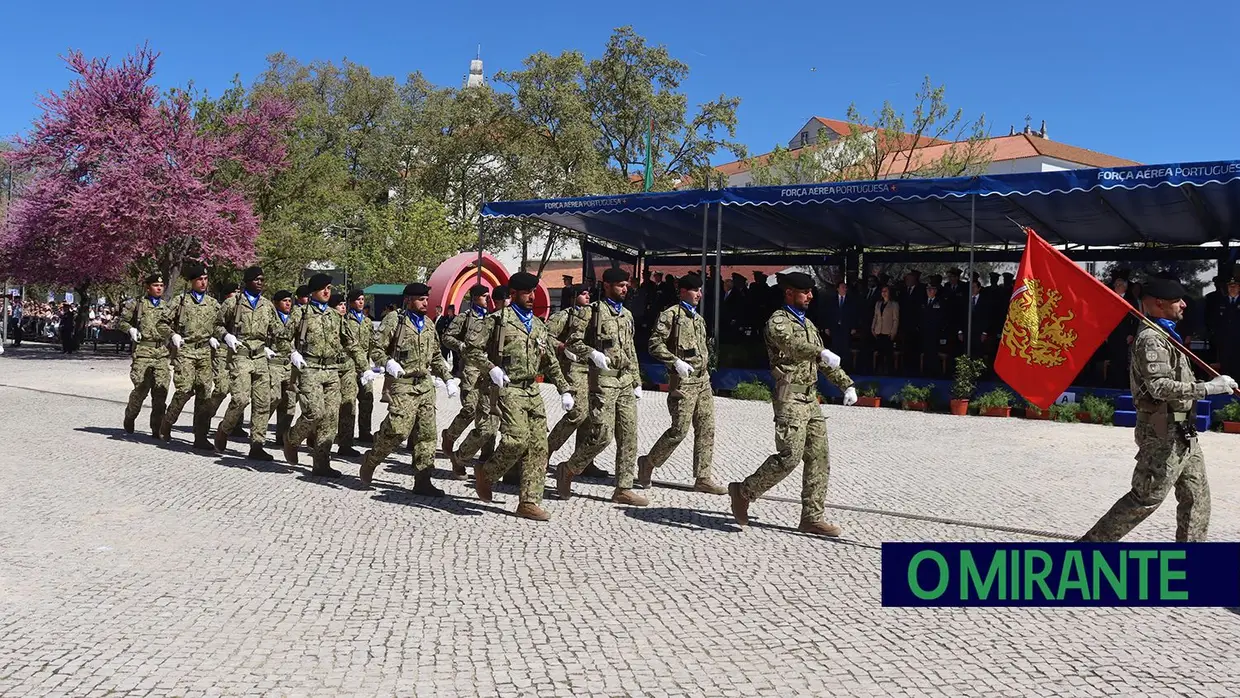 Presidente da República e militares recebidos por multidão em Santarém