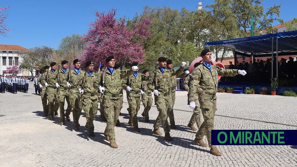 Presidente da República e militares recebidos por multidão em Santarém