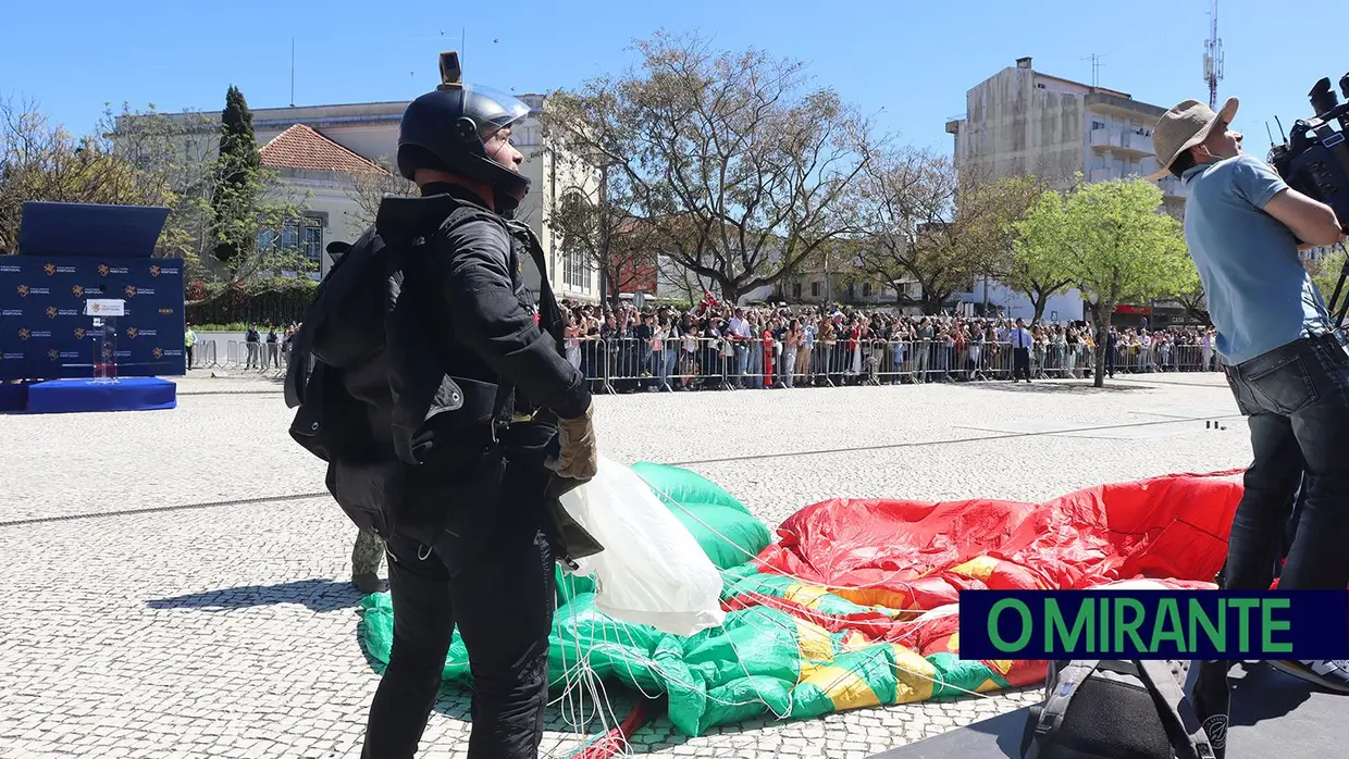 Presidente da República e militares recebidos por multidão em Santarém