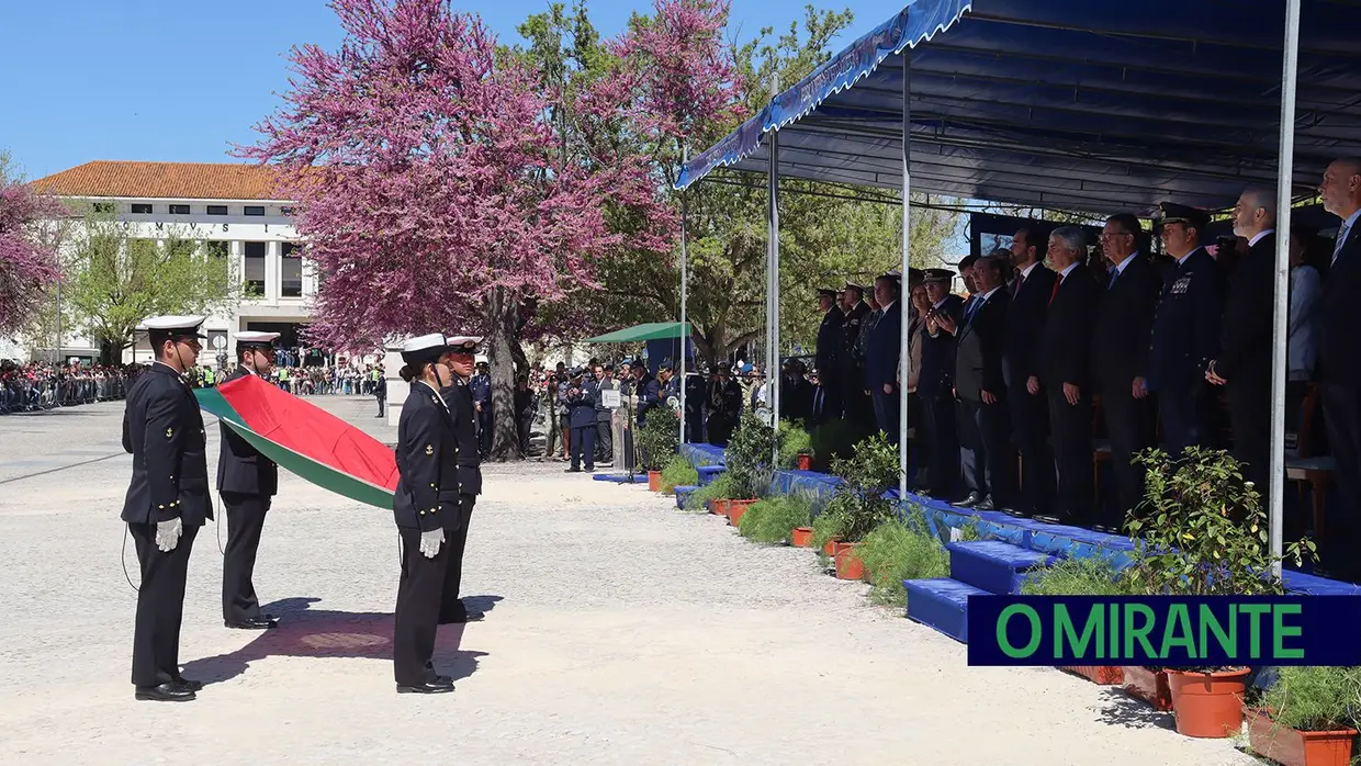 Presidente da República e militares recebidos por multidão em Santarém