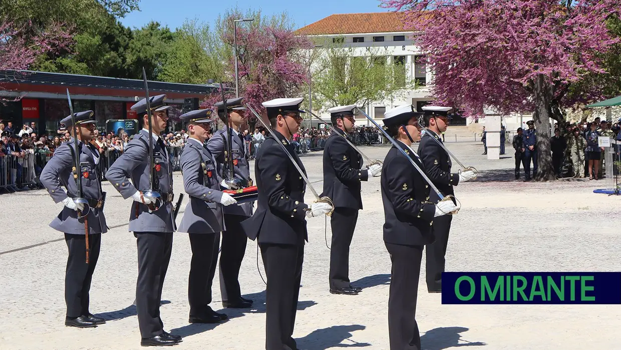 Presidente da República e militares recebidos por multidão em Santarém