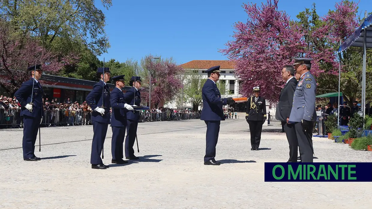 Presidente da República e militares recebidos por multidão em Santarém
