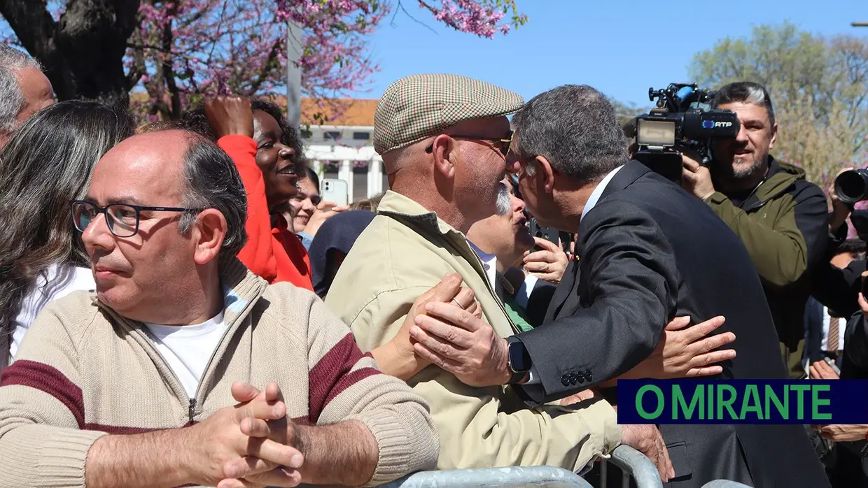 Presidente da República e militares recebidos por multidão em Santarém