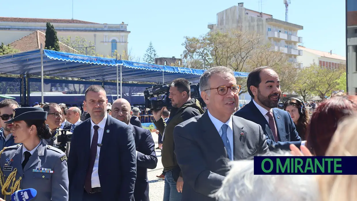 Presidente da República e militares recebidos por multidão em Santarém