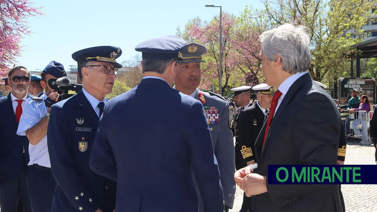 Presidente da República e militares recebidos por multidão em Santarém