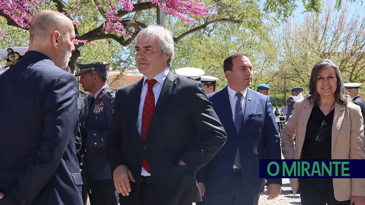 Presidente da República e militares recebidos por multidão em Santarém