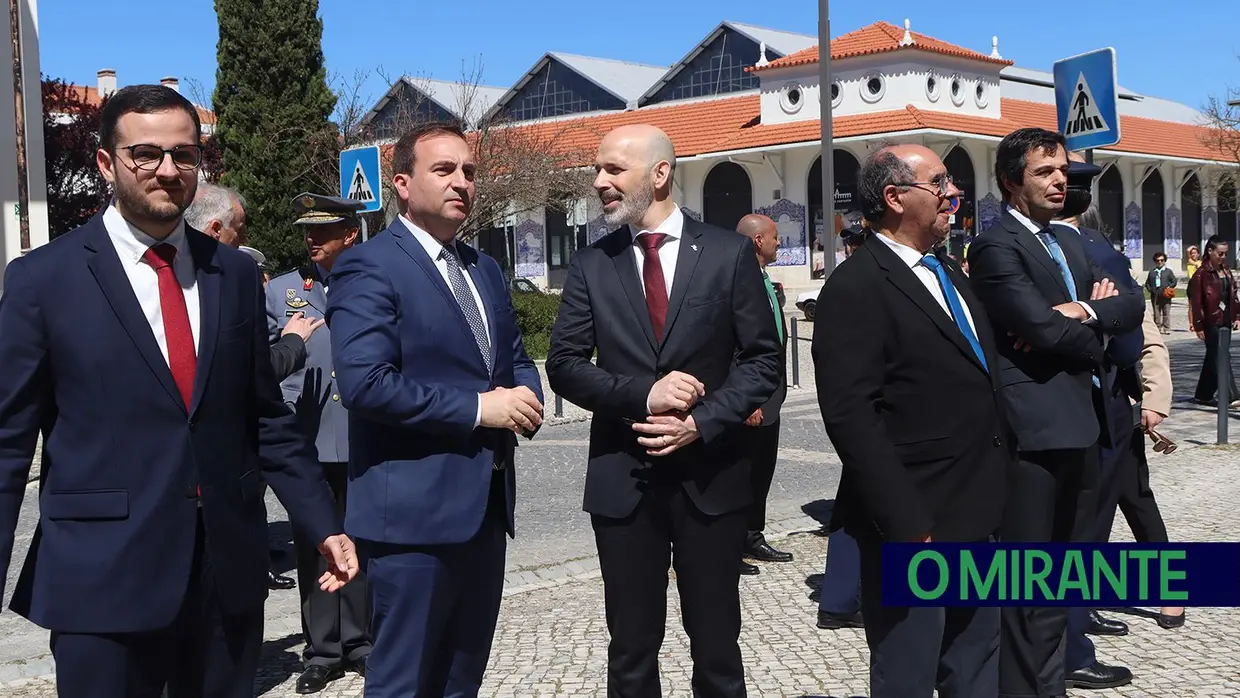 Presidente da República e militares recebidos por multidão em Santarém