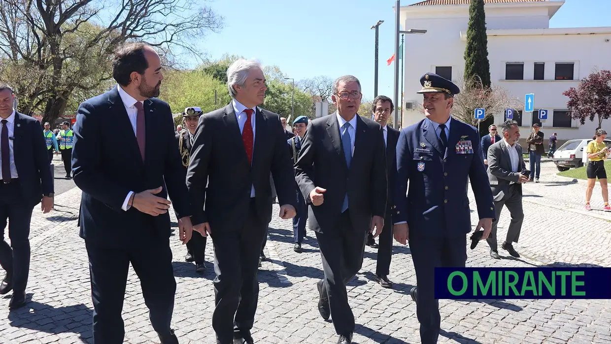 Presidente da República e militares recebidos por multidão em Santarém