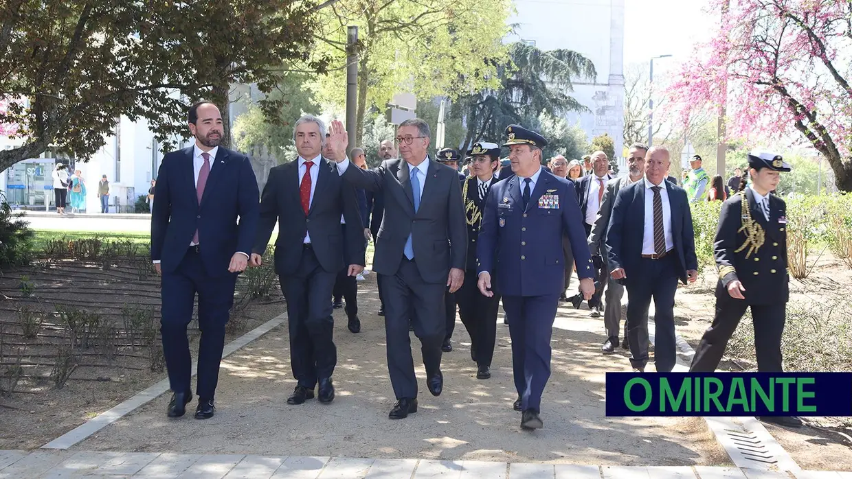 Presidente da República e militares recebidos por multidão em Santarém