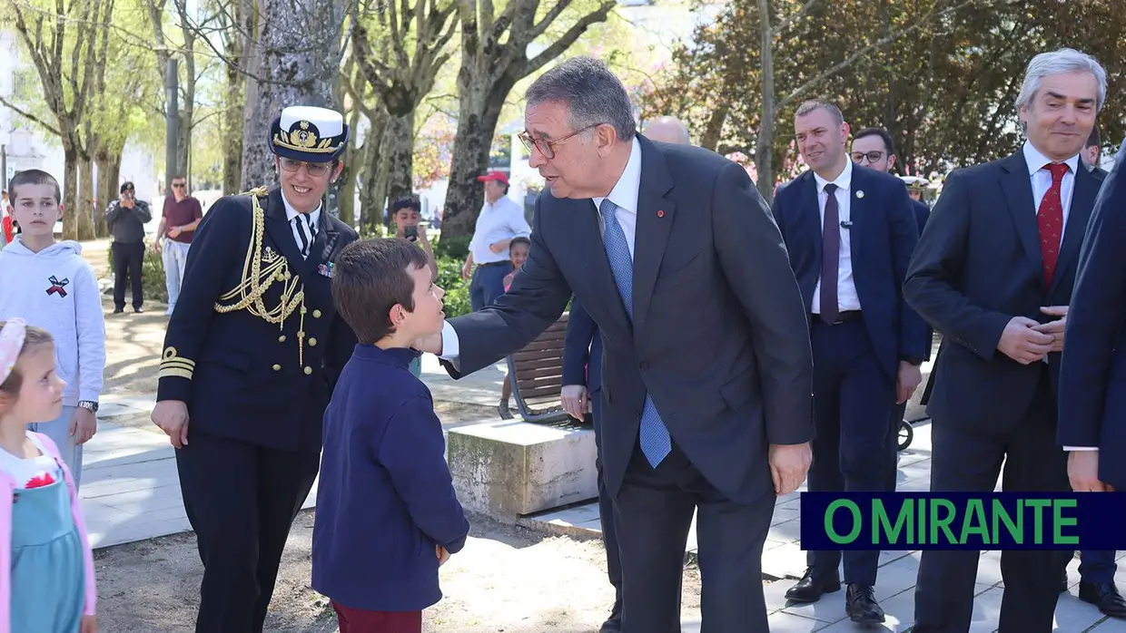 Presidente da República e militares recebidos por multidão em Santarém