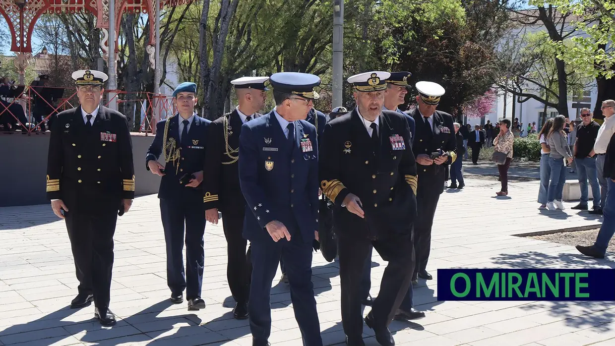 Presidente da República e militares recebidos por multidão em Santarém