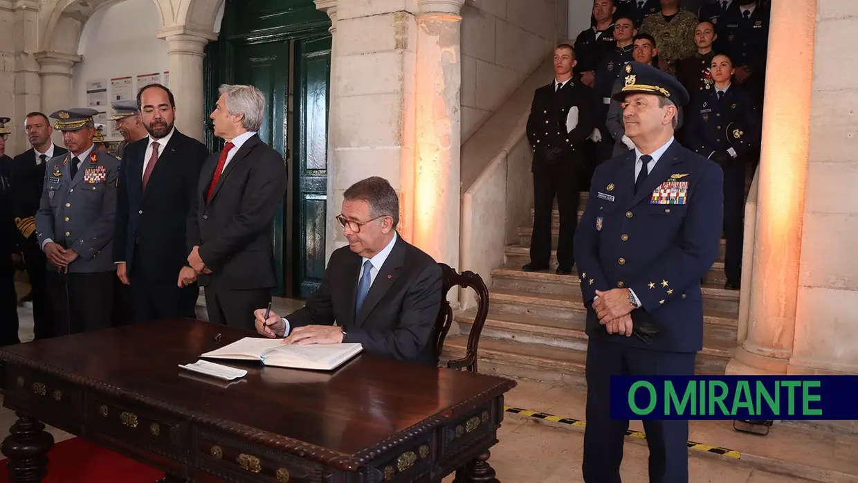 Presidente da República e militares recebidos por multidão em Santarém