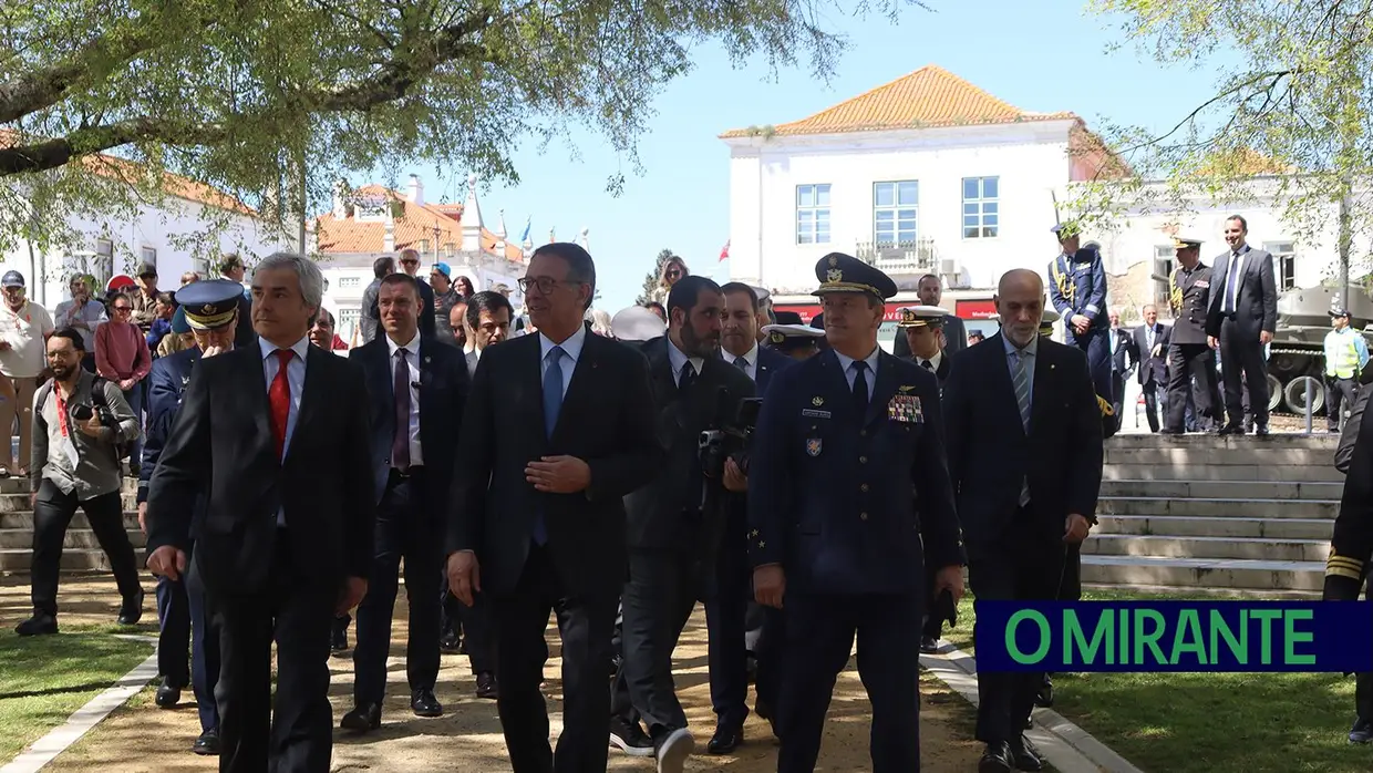 Presidente da República e militares recebidos por multidão em Santarém