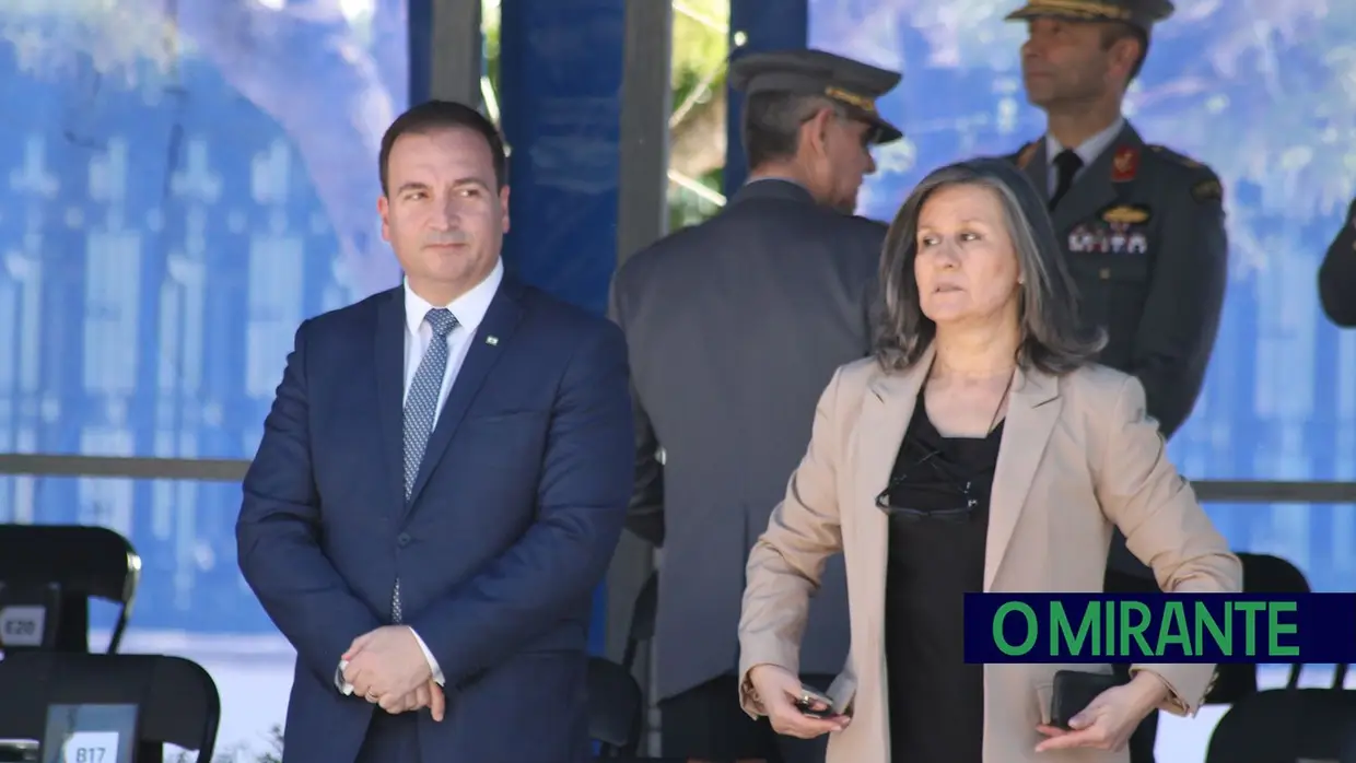 Presidente da República e militares recebidos por multidão em Santarém