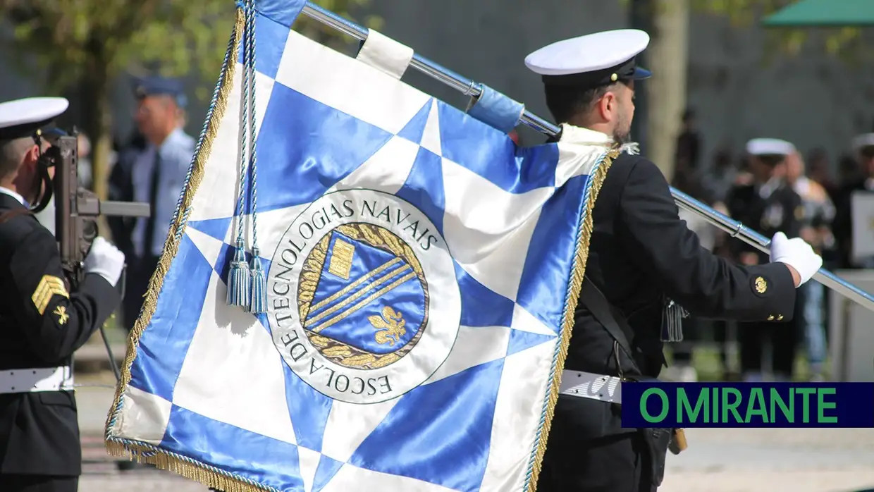 Presidente da República e militares recebidos por multidão em Santarém