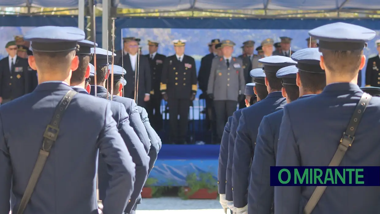 Presidente da República e militares recebidos por multidão em Santarém