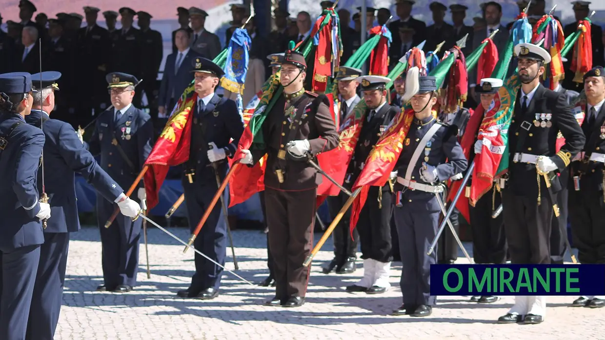 Presidente da República e militares recebidos por multidão em Santarém