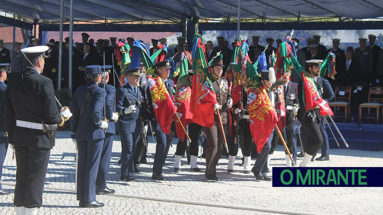 Presidente da República e militares recebidos por multidão em Santarém