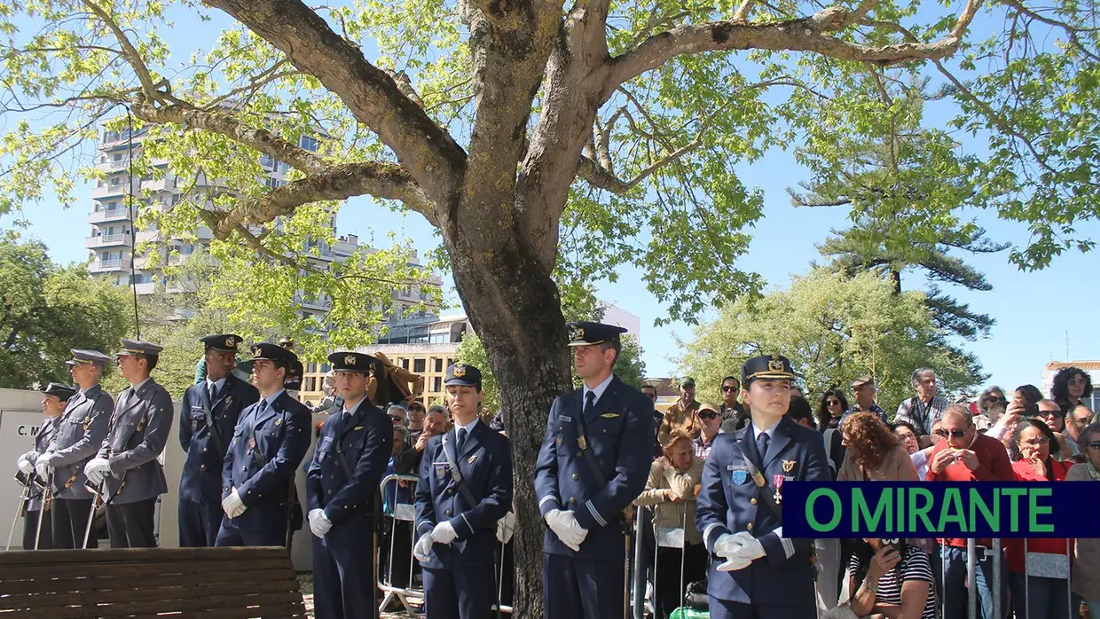 Presidente da República e militares recebidos por multidão em Santarém