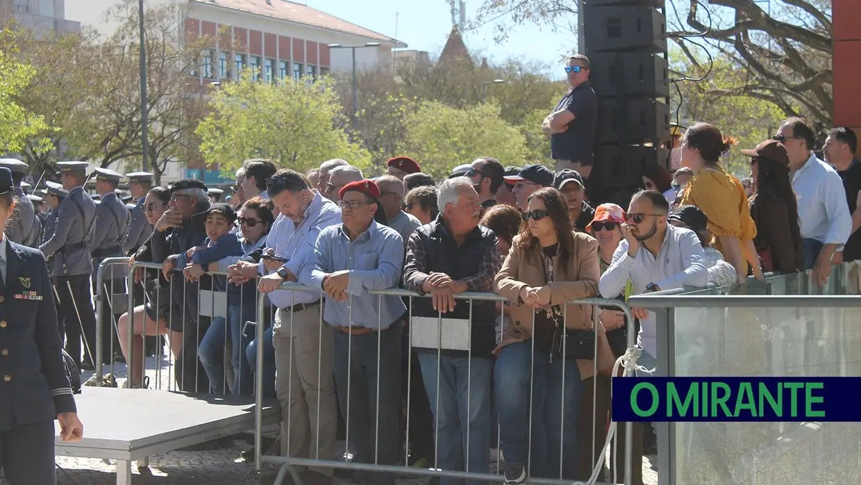 Presidente da República e militares recebidos por multidão em Santarém