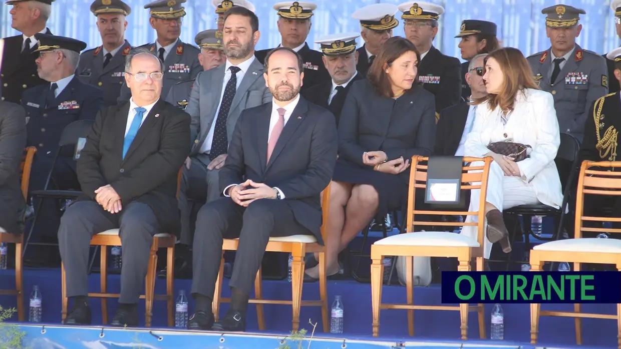 Presidente da República e militares recebidos por multidão em Santarém