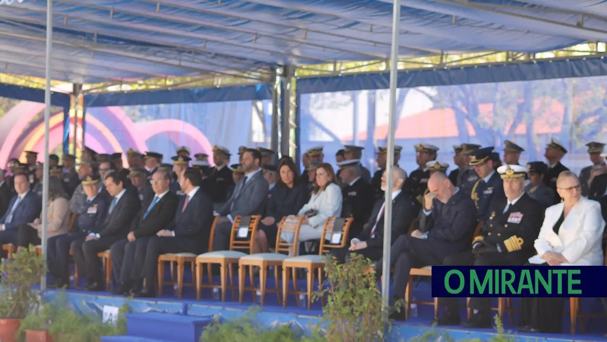 Presidente da República e militares recebidos por multidão em Santarém