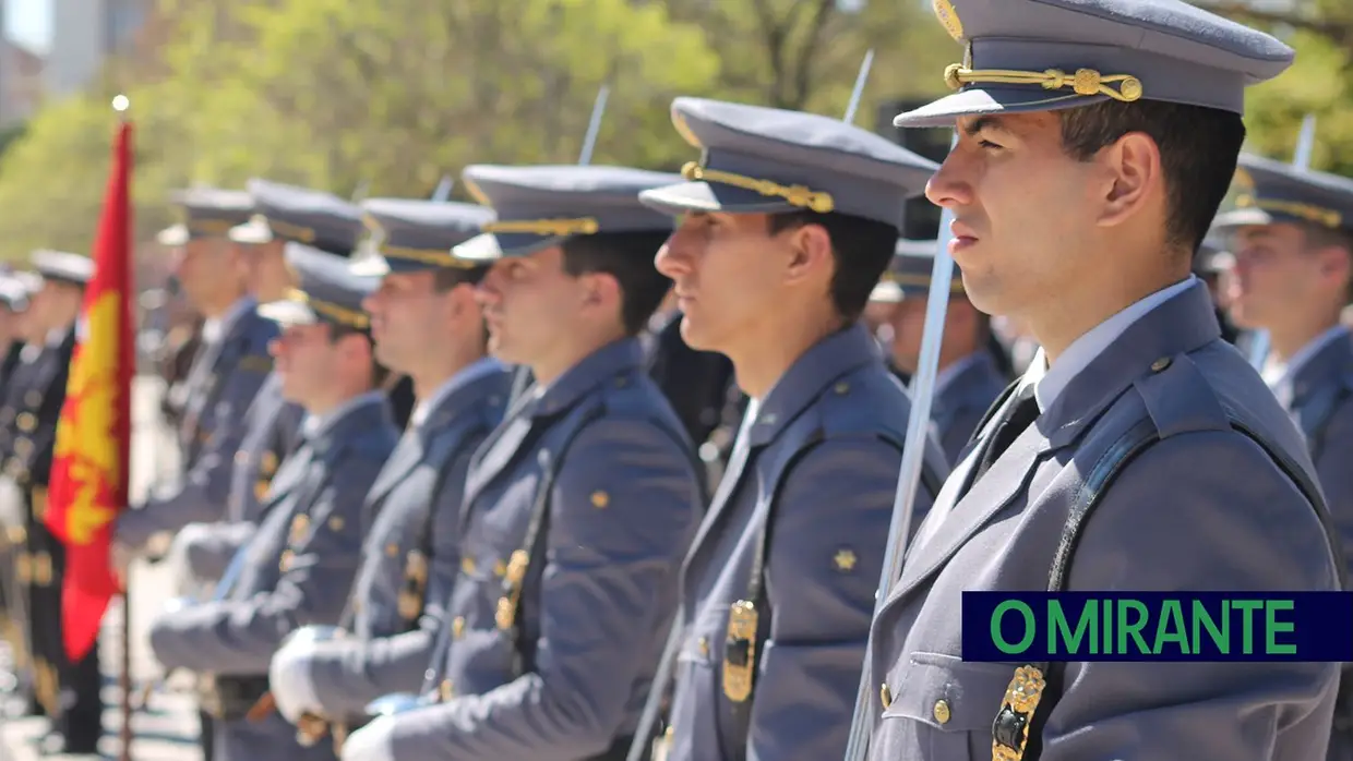 Presidente da República e militares recebidos por multidão em Santarém