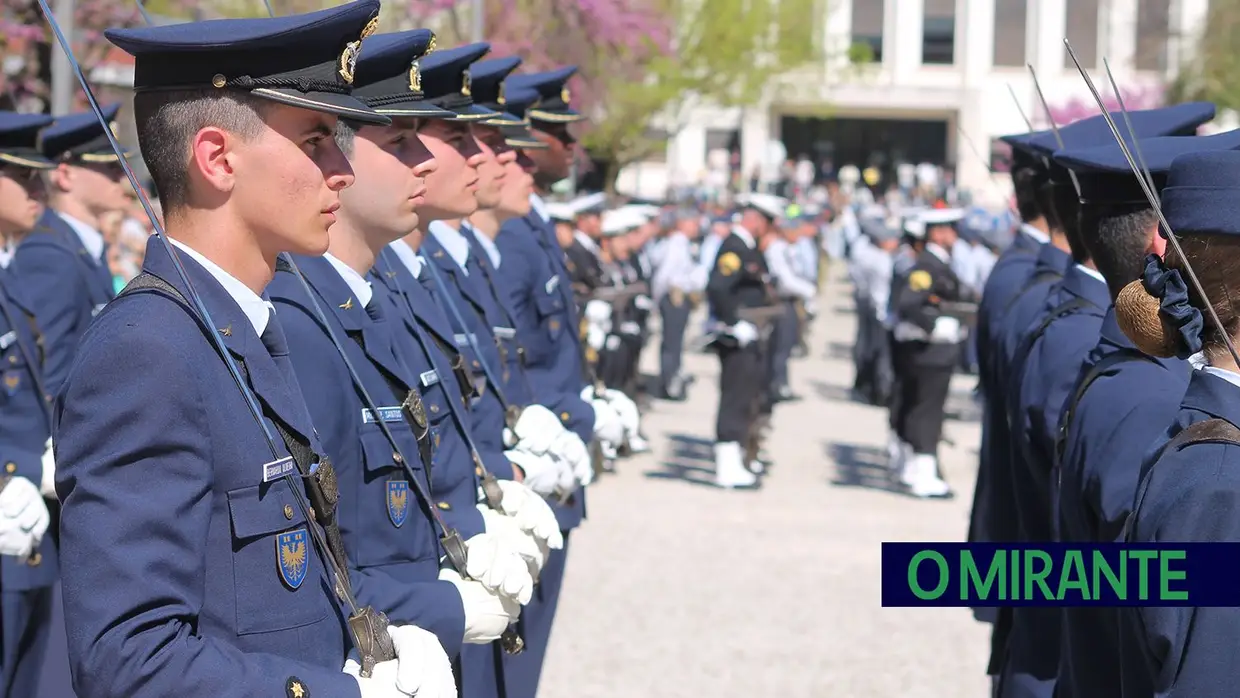 Presidente da República e militares recebidos por multidão em Santarém