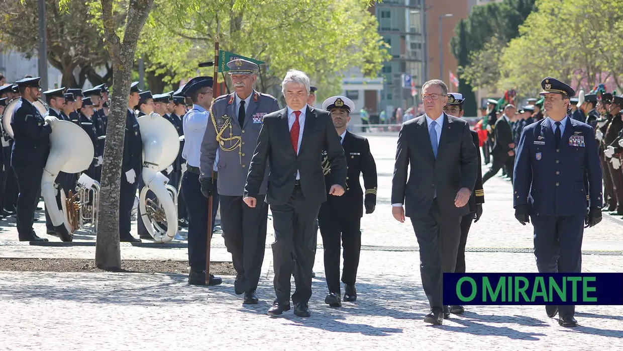 Presidente da República e militares recebidos por multidão em Santarém