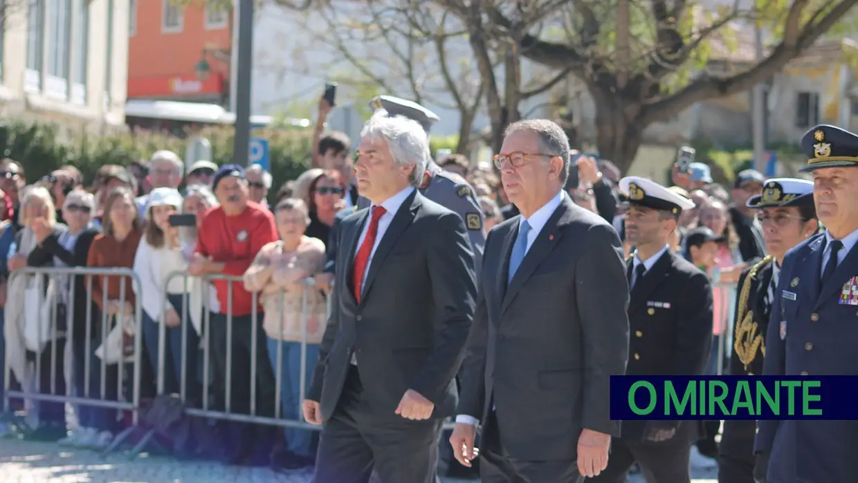 Presidente da República e militares recebidos por multidão em Santarém