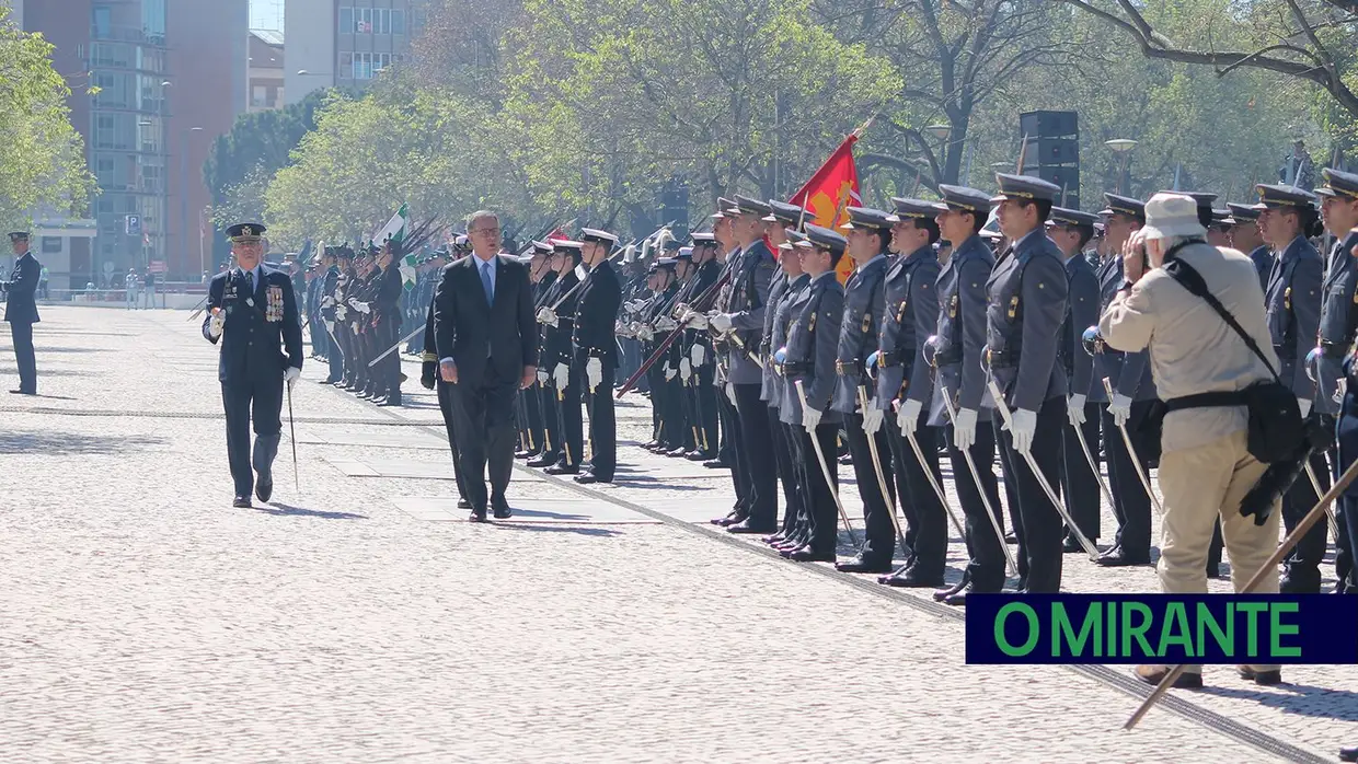 Presidente da República e militares recebidos por multidão em Santarém