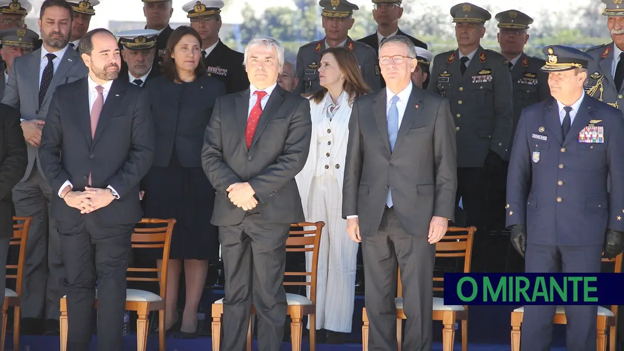 Presidente da República e militares recebidos por multidão em Santarém
