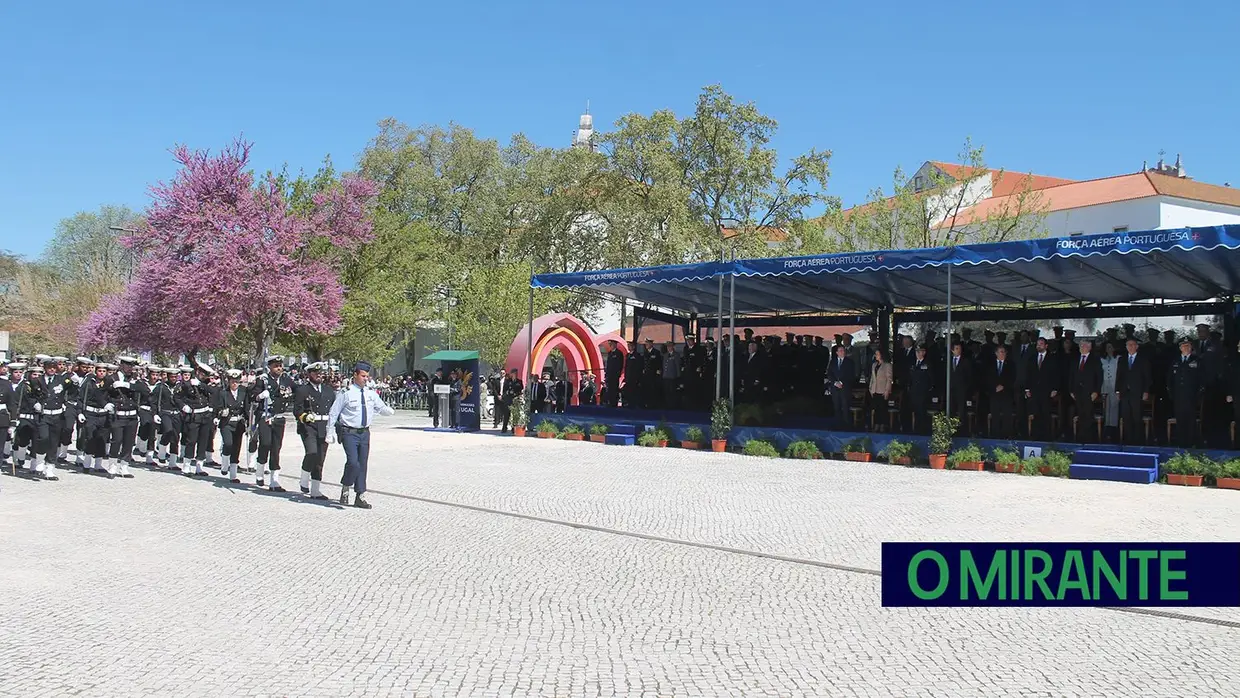 Presidente da República e militares recebidos por multidão em Santarém