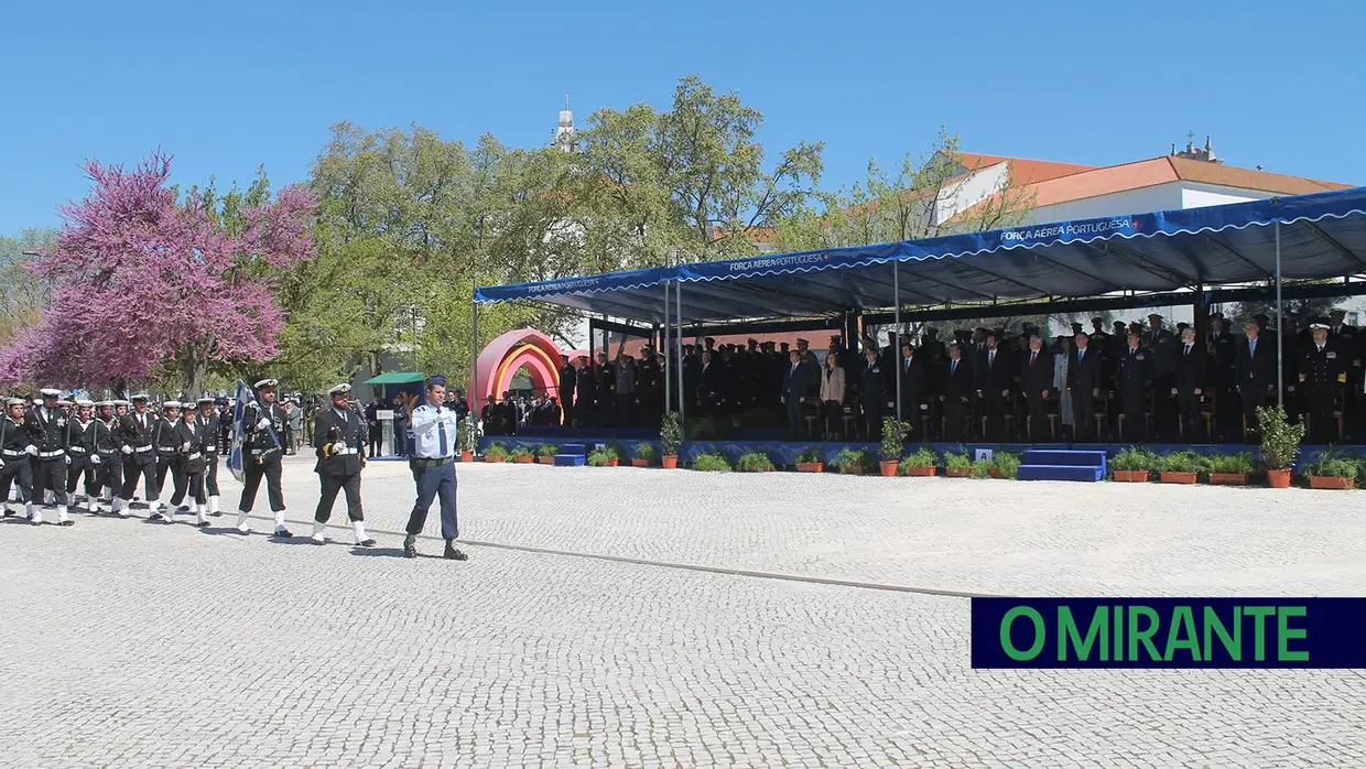 Presidente da República e militares recebidos por multidão em Santarém