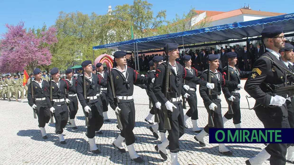 Presidente da República e militares recebidos por multidão em Santarém
