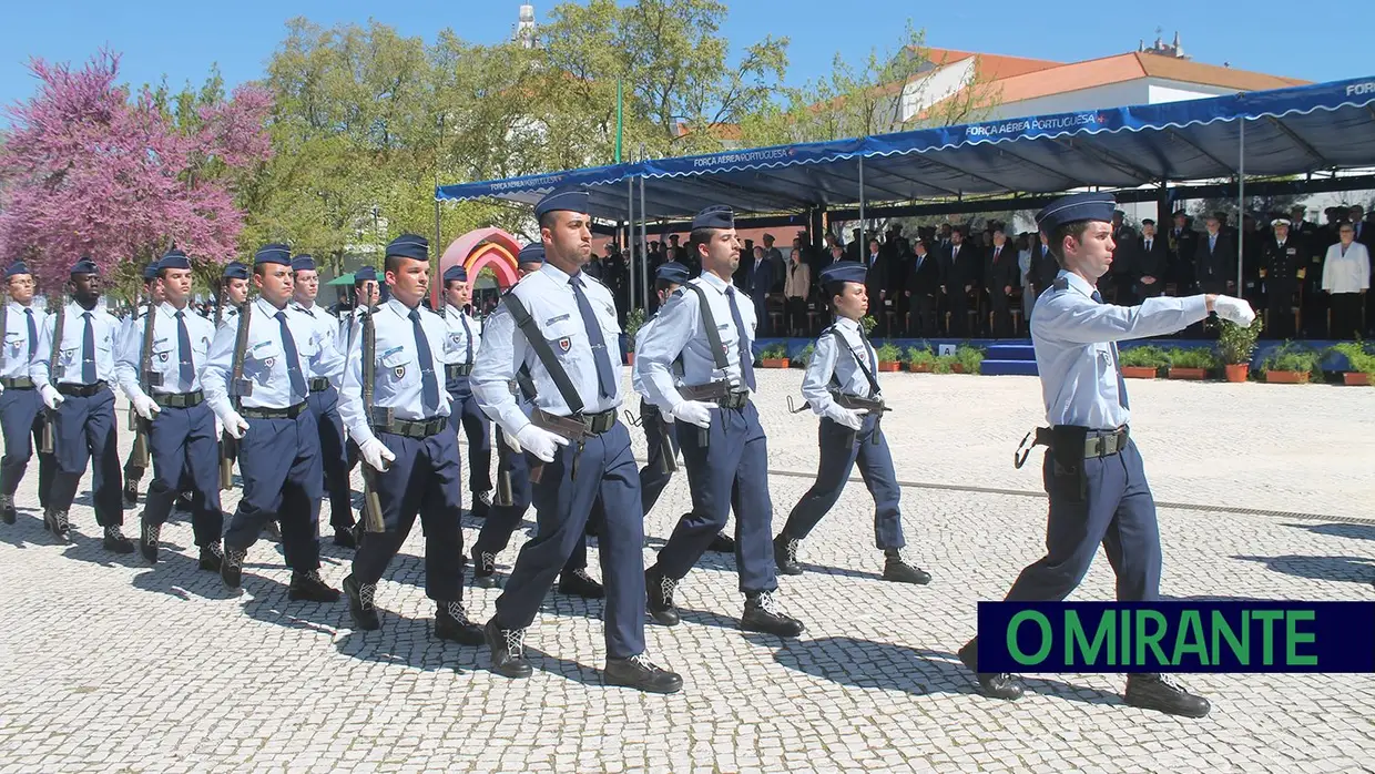 Presidente da República e militares recebidos por multidão em Santarém