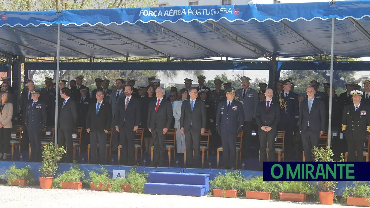 Presidente da República e militares recebidos por multidão em Santarém